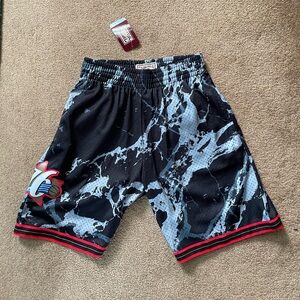 Mitchell & Ness “Marble” Philadelphia 76ers 2001 Swingman Road Shorts (Men Sz S)